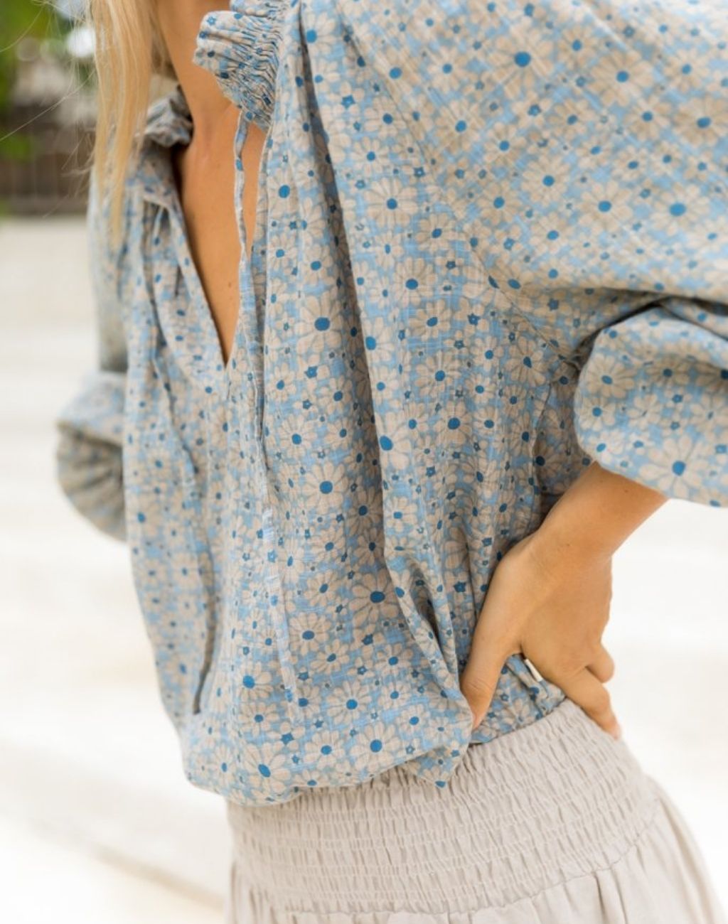 Daisy print blouse in blue and beige tones-lovely billowed sleeves with elastic cuff-v-neck with tie-ruffle collar-Nifty