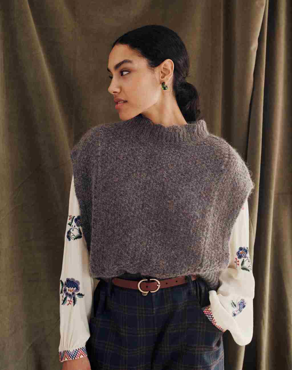 Sleeveless Knit Sigou Sweater with Scalloped Neckline