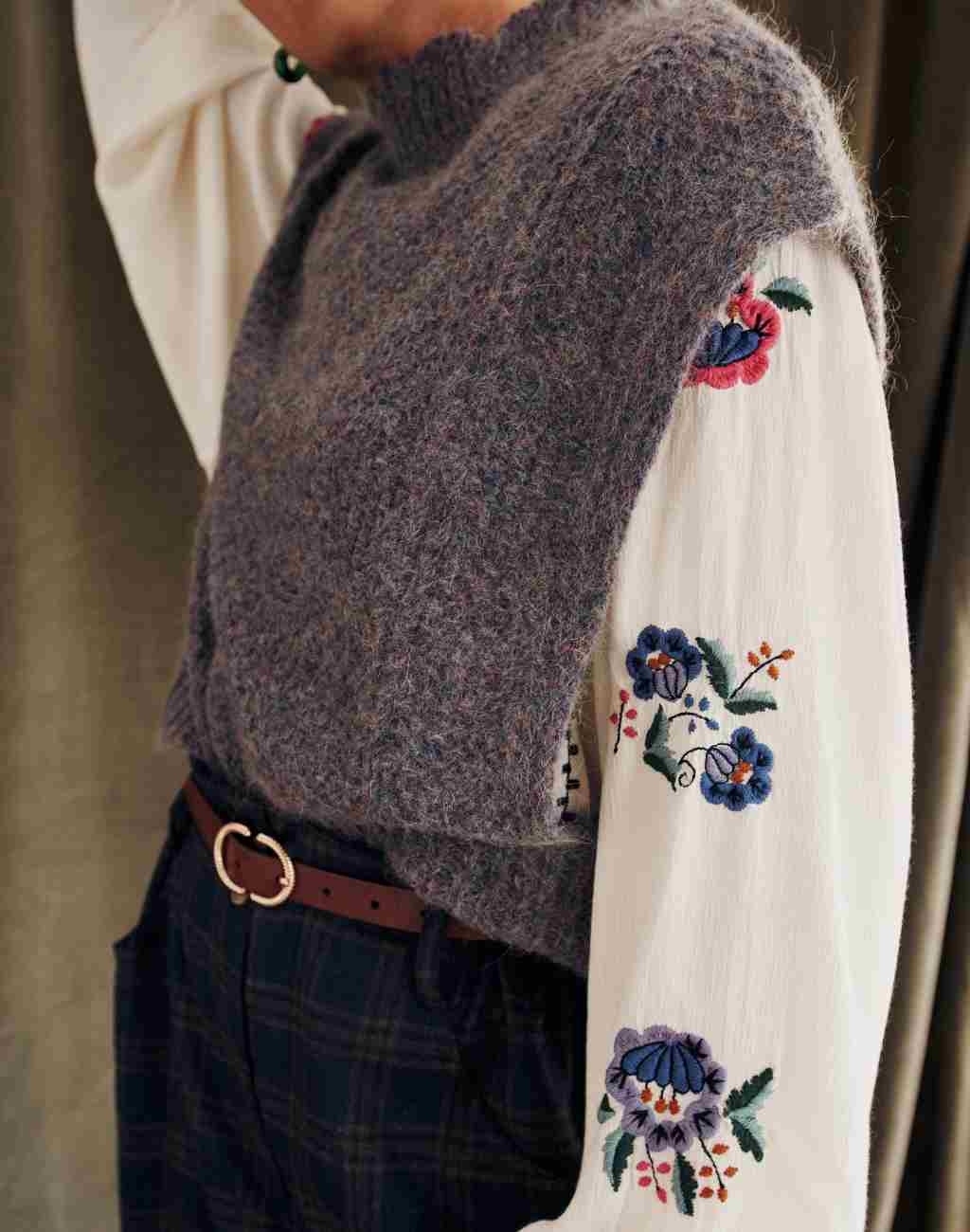 Sleeveless Knit Sigou Sweater with Scalloped Neckline